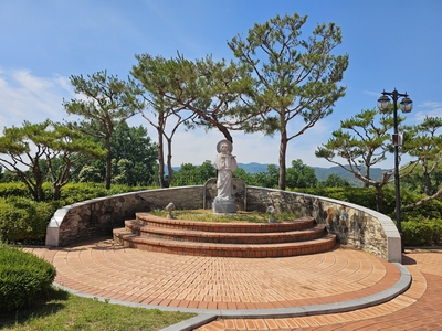 성지 마당의 성모자상.