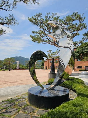 순교의 큰 칼 아래 조형물.