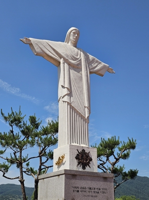 성지 마당의 예수상.